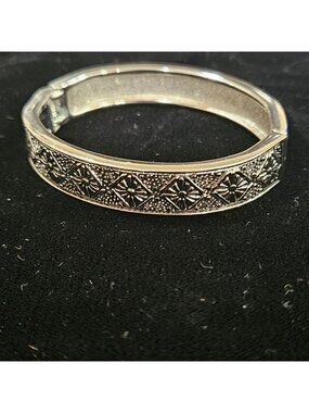 Vintage Hinged Silver-Tone Floral Pattern Bracelet With Textured Etched Design